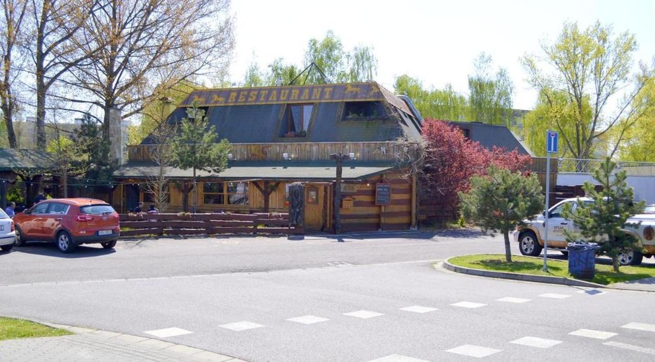 Bed and Breakfast Penzion Ten à Pardubice Extérieur photo